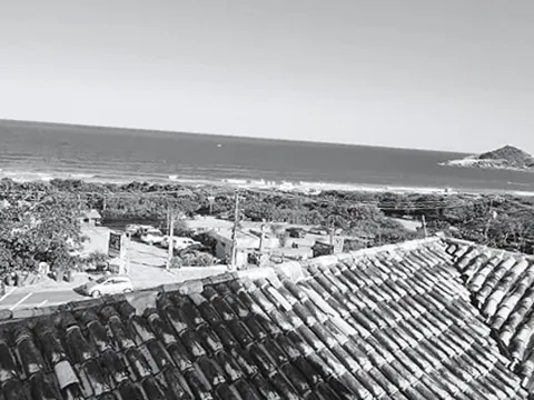 Vista do mar sobre os telhados a partir do duplex, em preto e branco